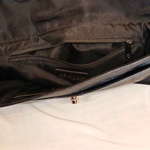 Cosmopolitan Faux Alligator Wrist Strap Clutch Purse - Picture 4 of 8